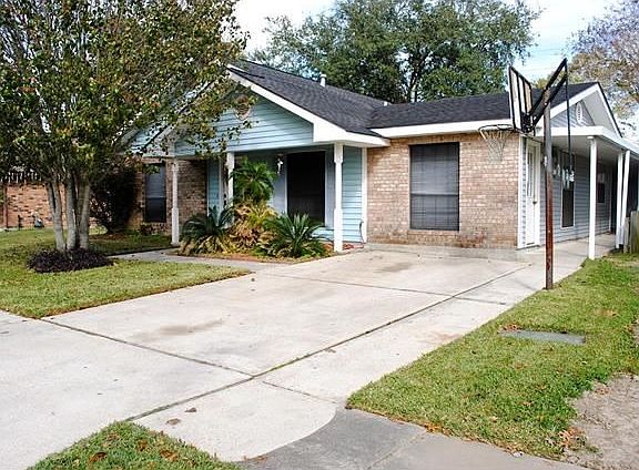 3rd image of 493 Longwood Dr