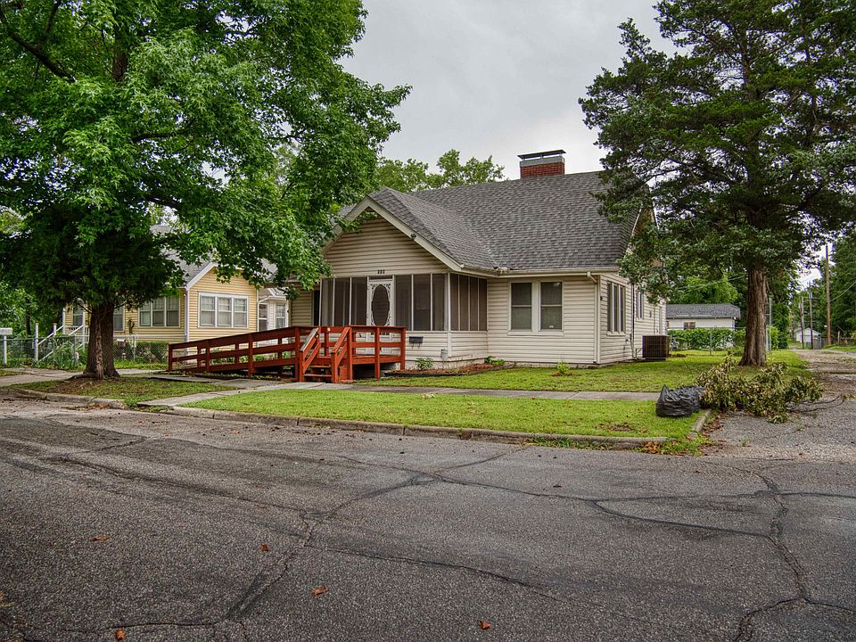1st image of 918 1st Ave NW