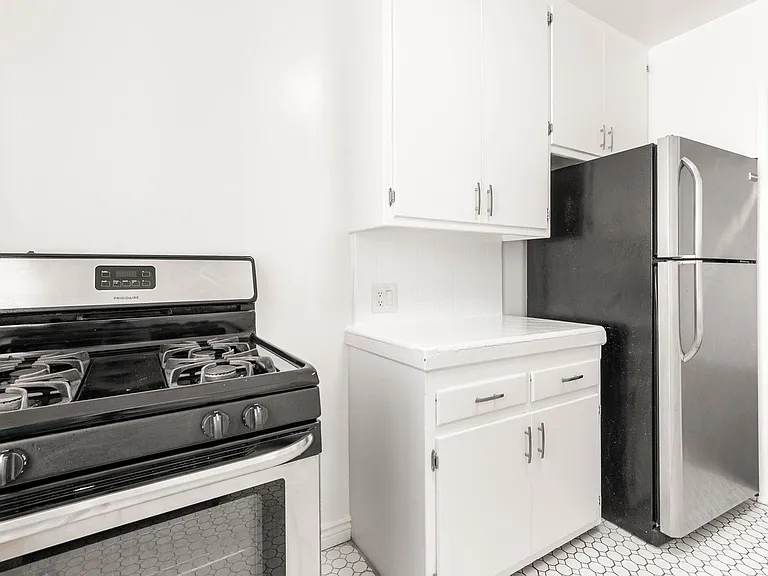 Hollyview Apartments — Photo 27