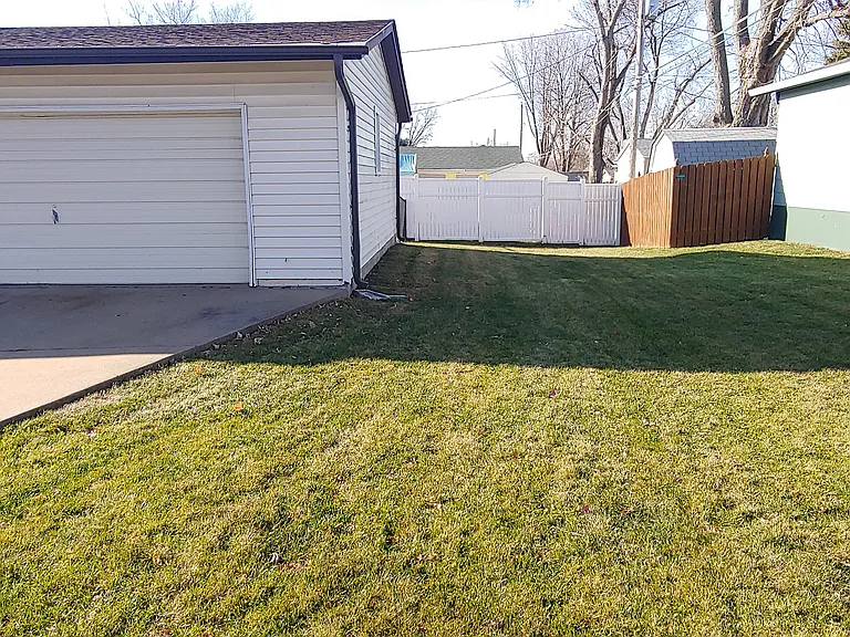 4080 Boston Dr — Photo 2
