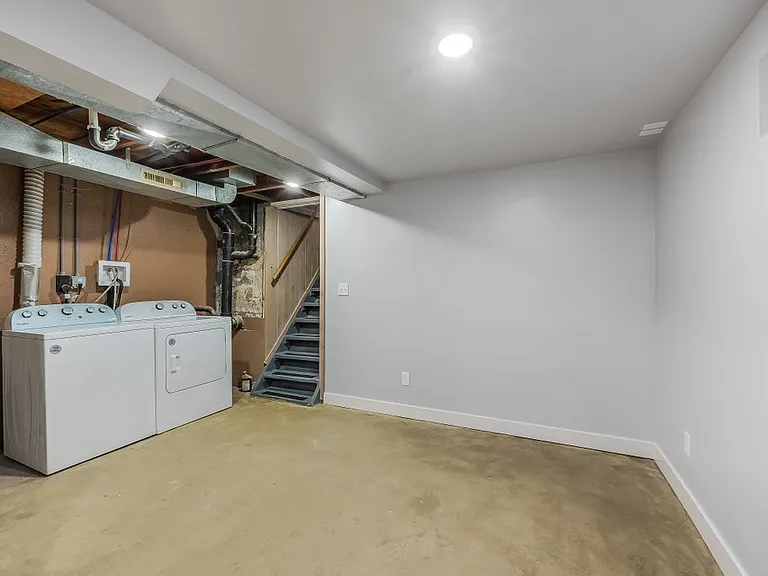 2022 E Front Ave — Photo 32