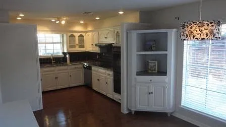 Breakfast room w/ bay window