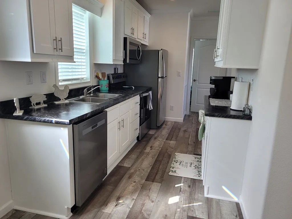 2 bed, 1.0 bath, 652 sqft, $1,049 — Photo 2