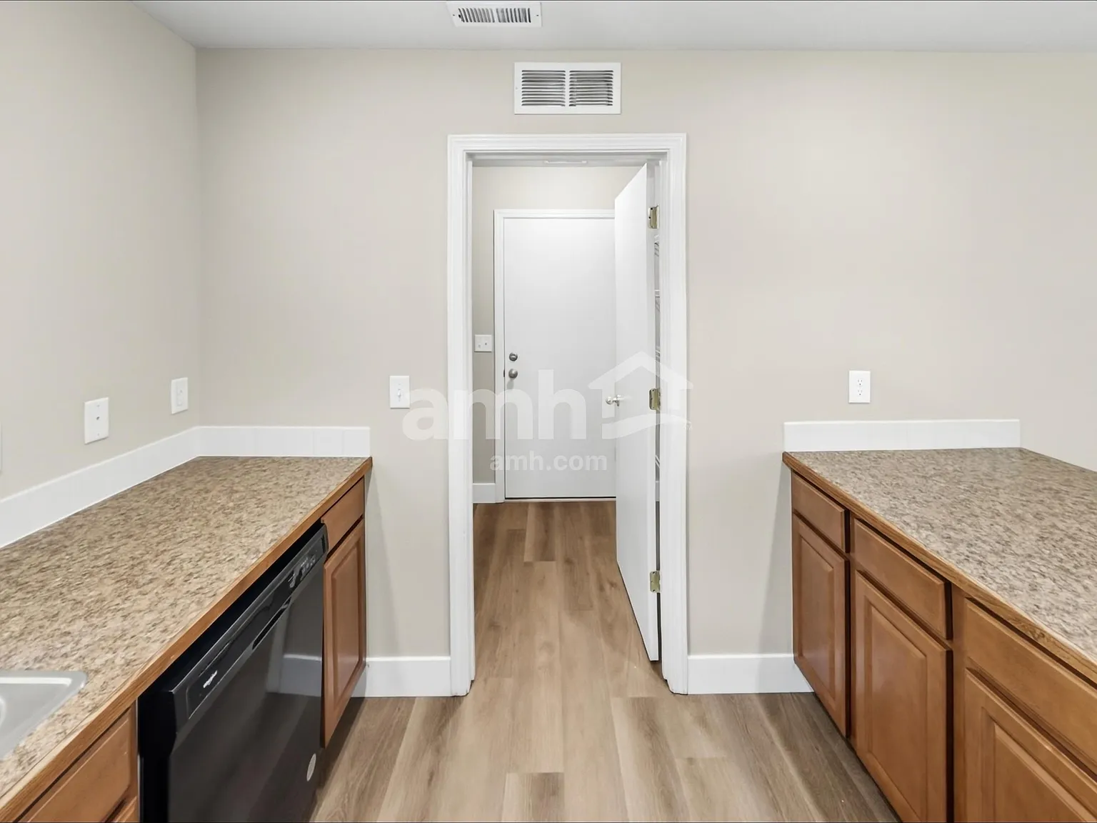 3 bed, 2.0 bath, 1493 sqft, $2,415 — Photo 4
