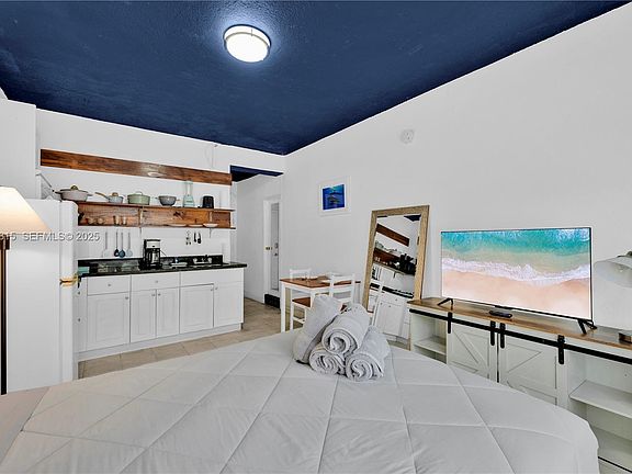 4th image of 255 W 24th St APT 302