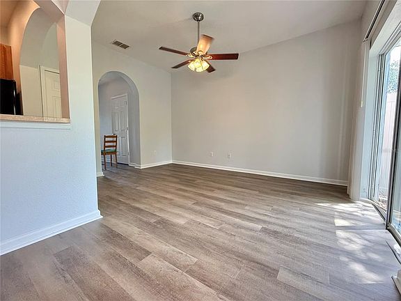 5th image of 823 Pine Pointe Ln