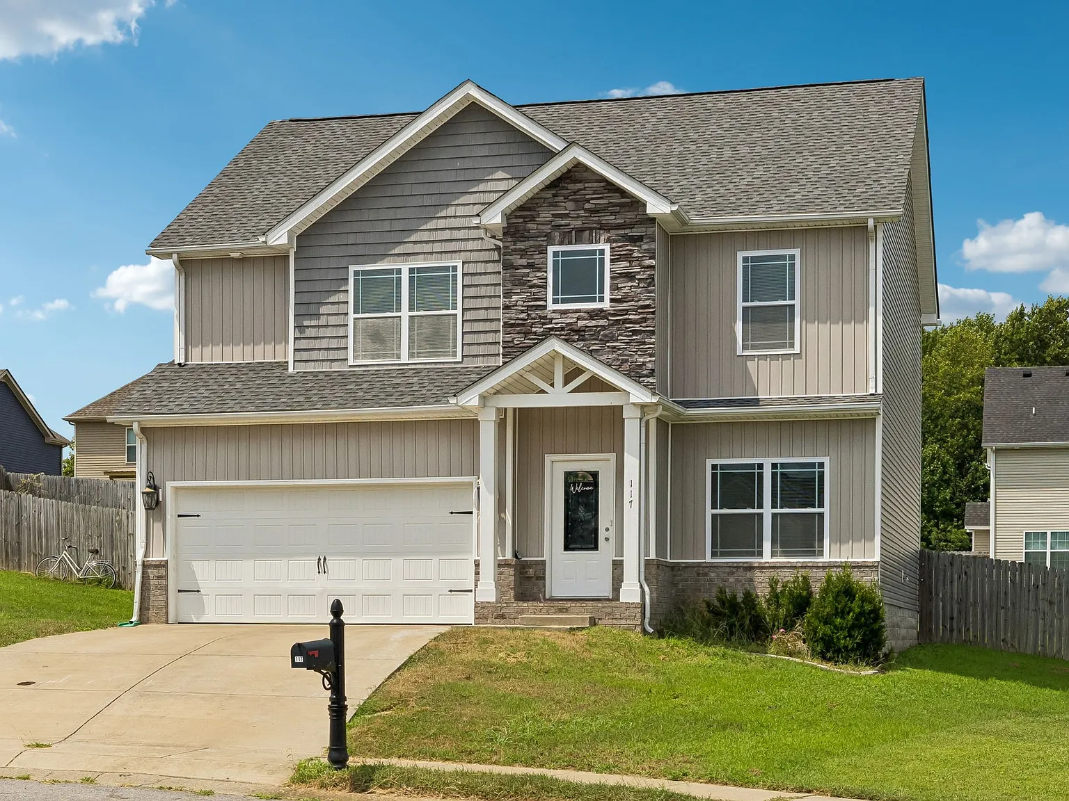 4 bed, 2.5 bath, 1900 sqft, $2,300 — Photo 3