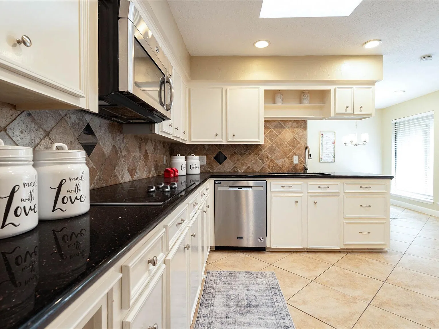 3 bed, 2.0 bath, 2234 sqft, $2,800 — Photo 2