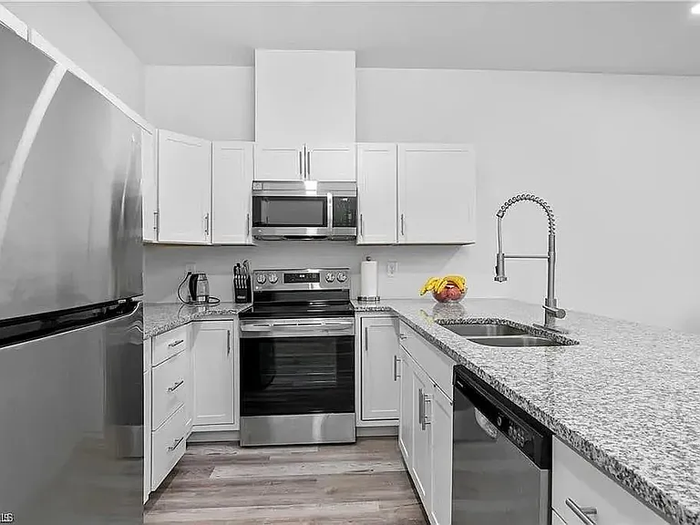 313 Ivan Ave S — Photo 11