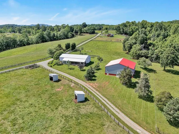 135 Holyfield Ln, Moneta, VA 24121