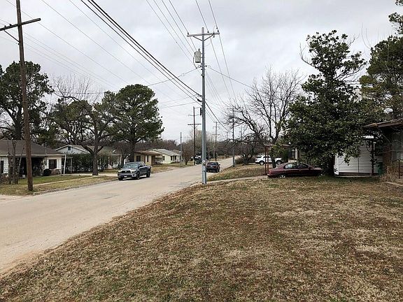 3rd image of 425 E Wilbarger St
