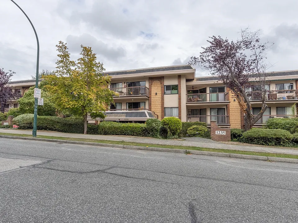 1235 W 15th Ave #202