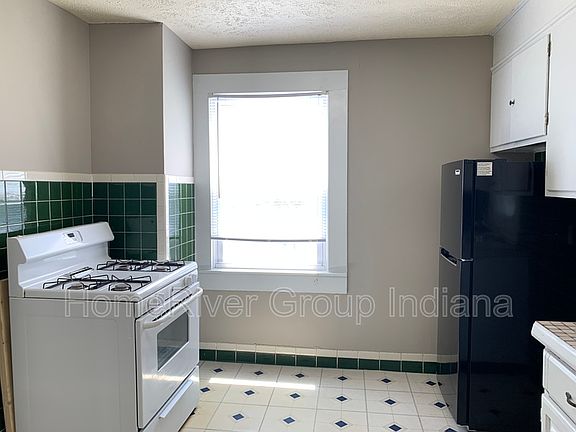 4th image of 229 W 38th St #U