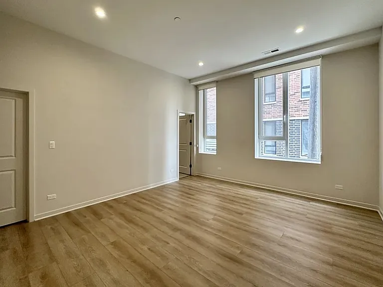 3209 N Narragansett Ave #406 — Photo 8