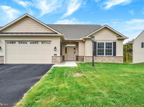 420 Ledge Rock Dr #19, York, PA 17402