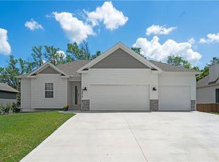 20015 W 221st St, Spring Hill, KS 66083