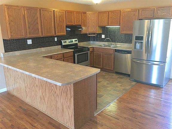 4th image of 808 Lakewood Dr