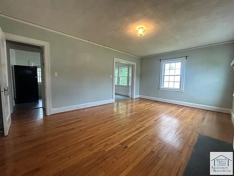 1118 Oakgrove Ave — Photo 2