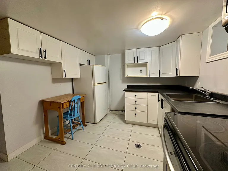 139 Britannia Ave #LOWER — Photo 10