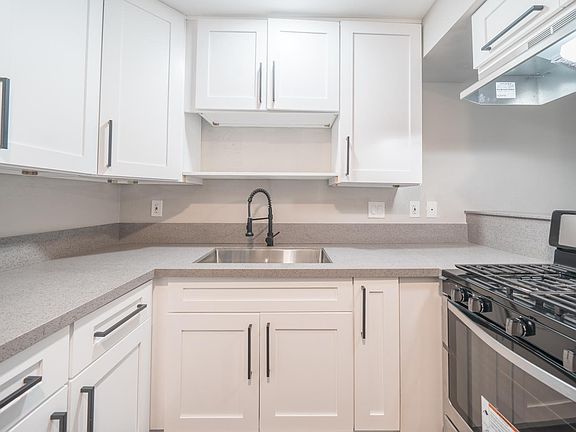 3rd image of 985 Donax Ave