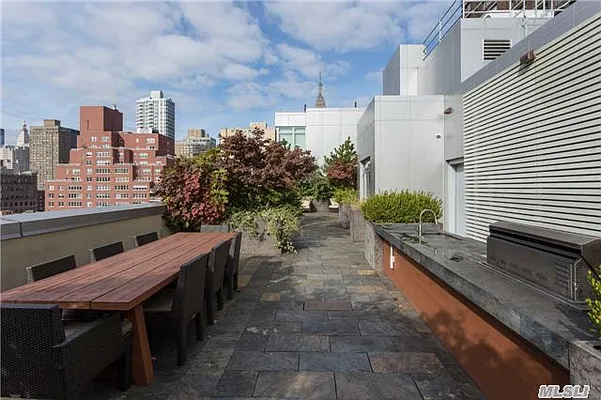 Sold by Daniel Gale Sotheby's International Realty | media 9
