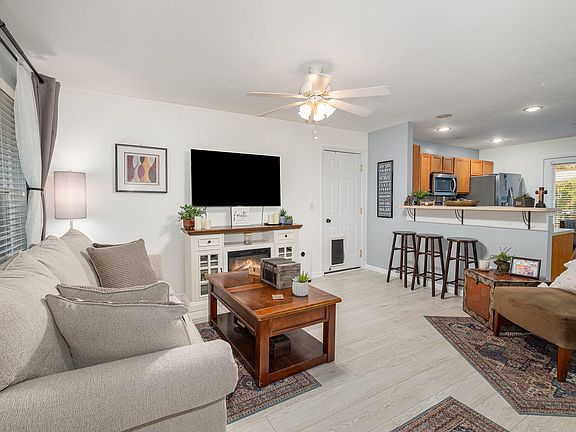 3rd image of 10238 Knob Hill Dr