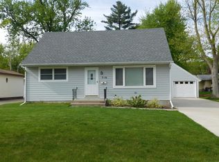 716 43rd St NE, Cedar Rapids, IA 52402