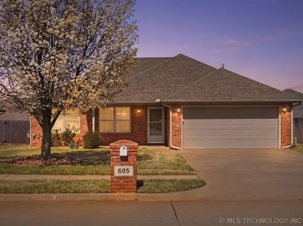 605 E Linden Ln, Mustang, OK 73064