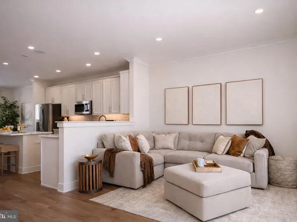 7 Little Pond Dr, Laurel Springs, NJ 08021