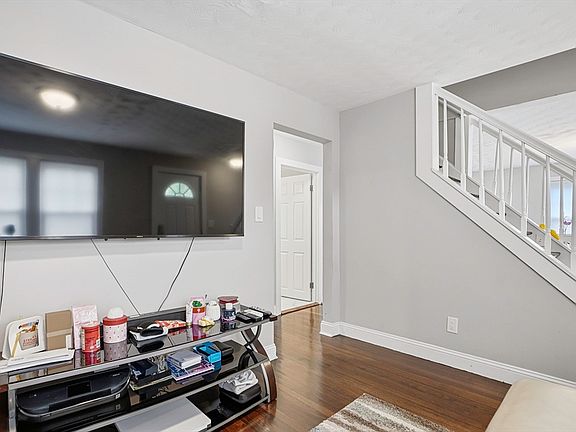 4th image of 39 Pinehurst Ave