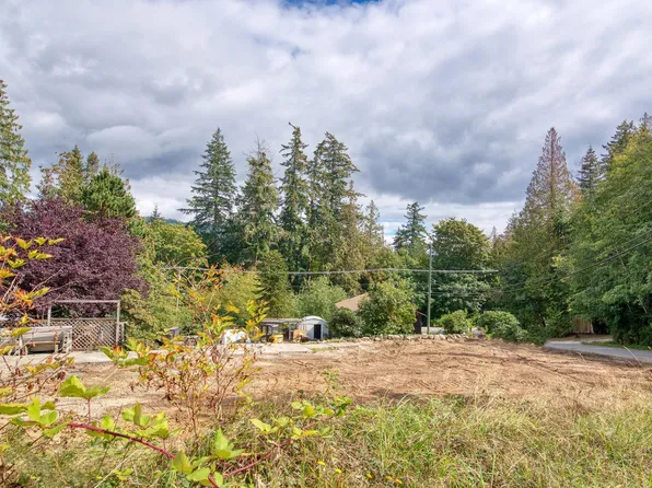 7712 Fawn Rd, Sunshine Coast, BC V7Z 1C4