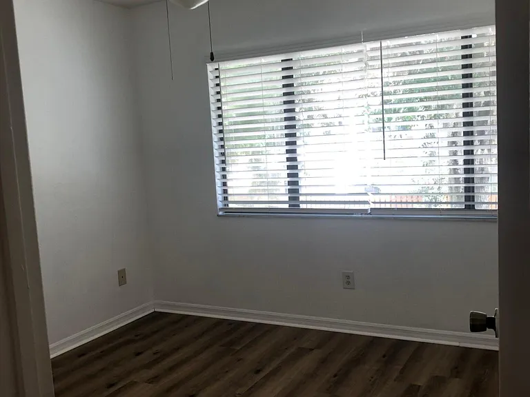 807 SW 60th Ter — Photo 5