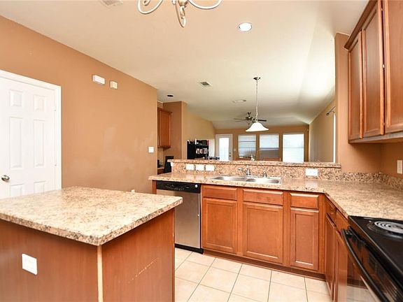 5th image of 323 Crosscreek Dr