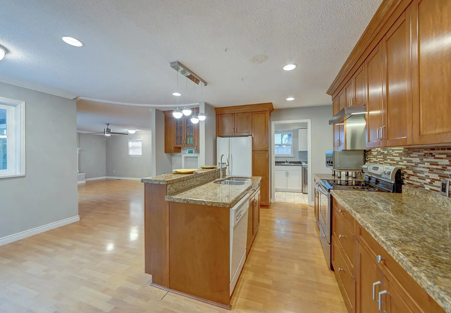 3 bed, 2001 sqft, $3,800 — Photo 4