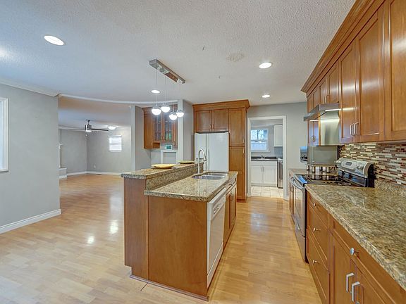 4th image of 8566 109b St
