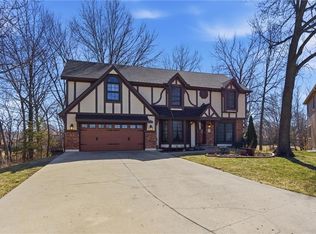 1033 Oxford Ct, Leavenworth, KS 66048