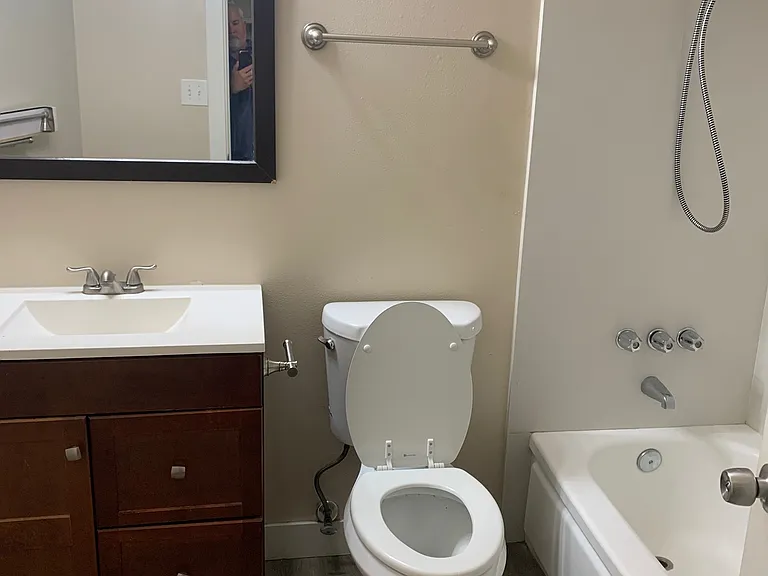 Courtview Apartments — Photo 4