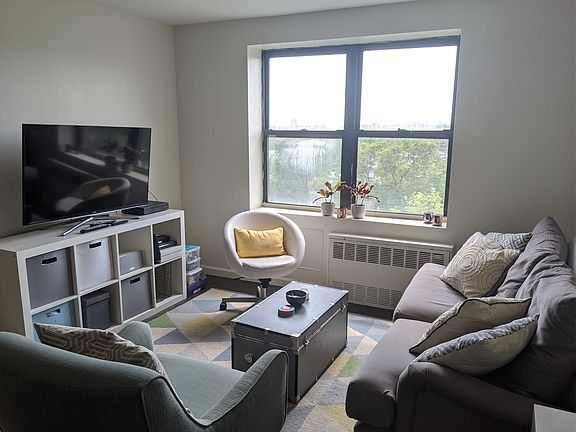 3rd image of 829 Greenwood Ave APT 7N