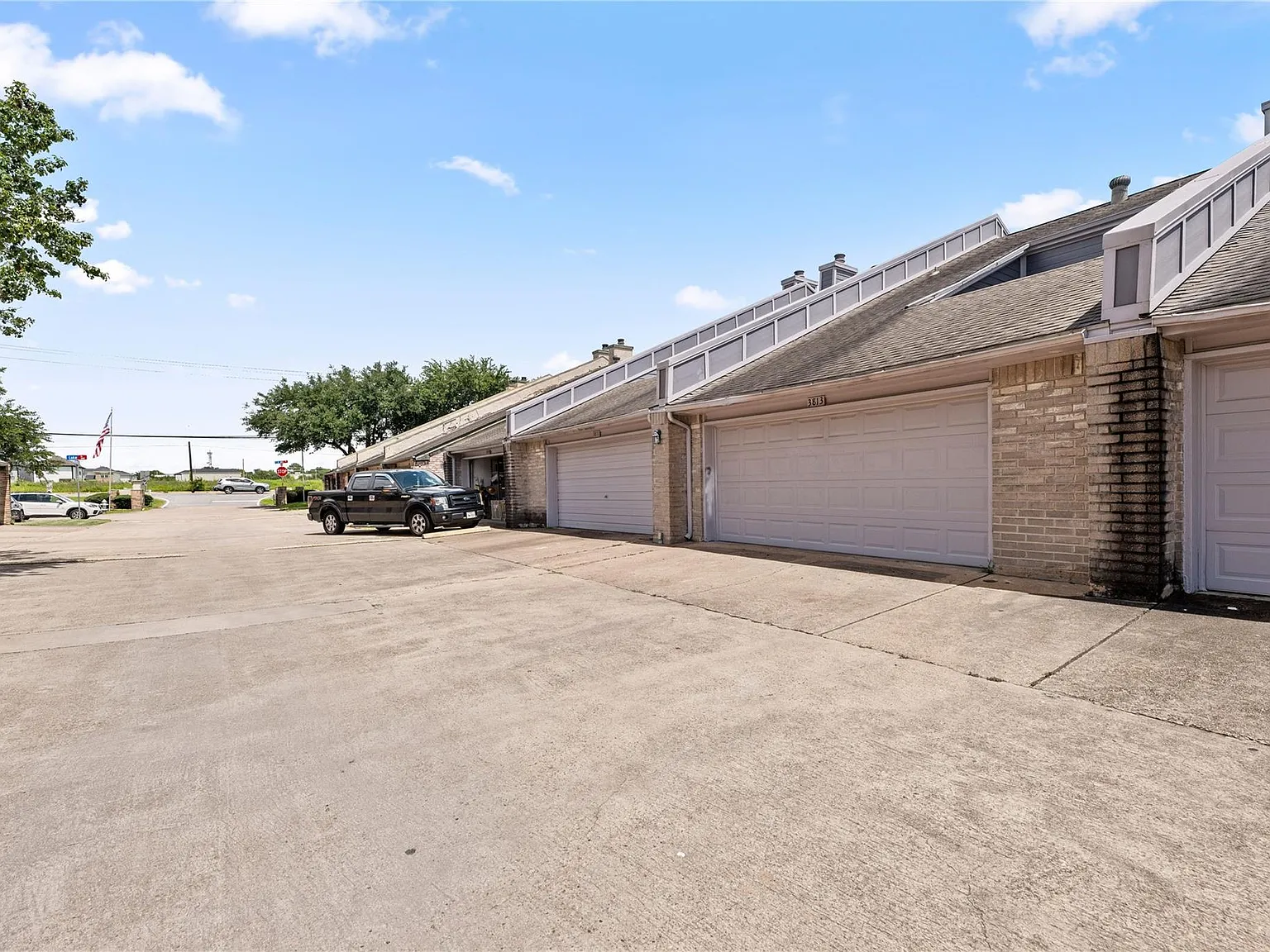 3 bed, 2.5 bath, 1364 sqft, $2,000 — Photo 4