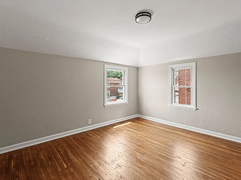1138 W 11th St — Photo 7