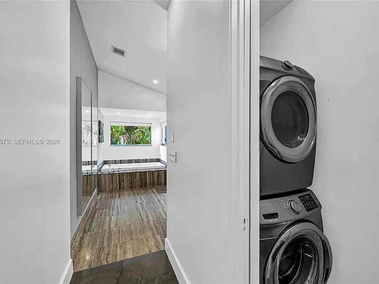 1511 NE 4th Pl #0 — Photo 10