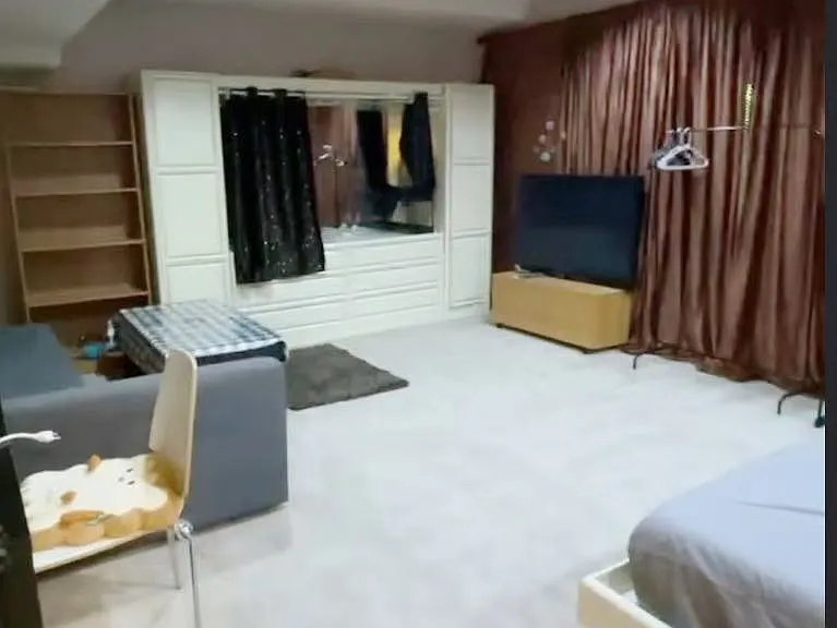 760 Overlake Dr E — Photo 2