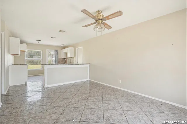 3 bed, 1.0 bath, 852 sqft, $1,100 — Photo 3