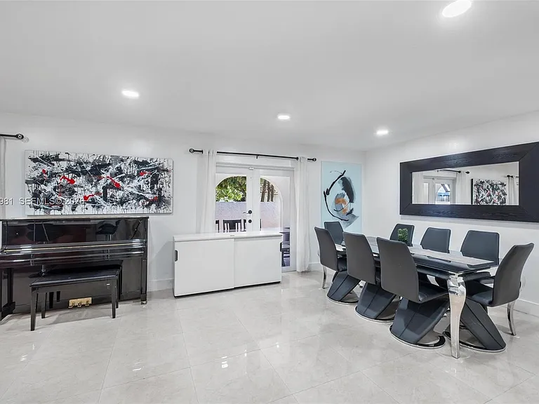 2430 SW 22nd Ter — Photo 18