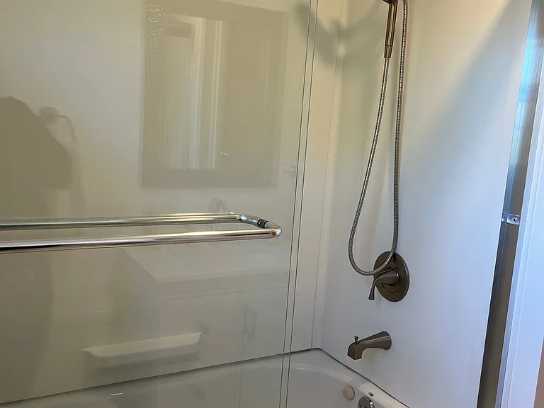 bath tub / shower