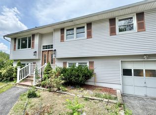 42 Merriewold Ln N, Monroe, NY 10950