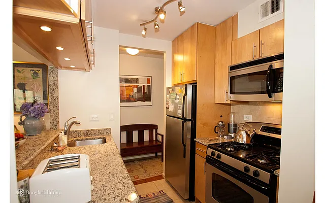 Rented by Douglas Elliman | media 16