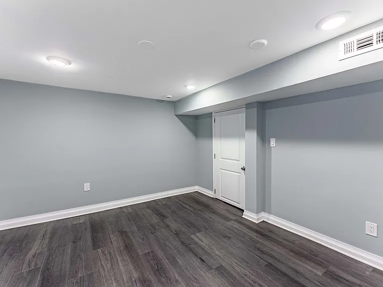 1121 N Leclaire Ave #BASEMENT — Photo 8