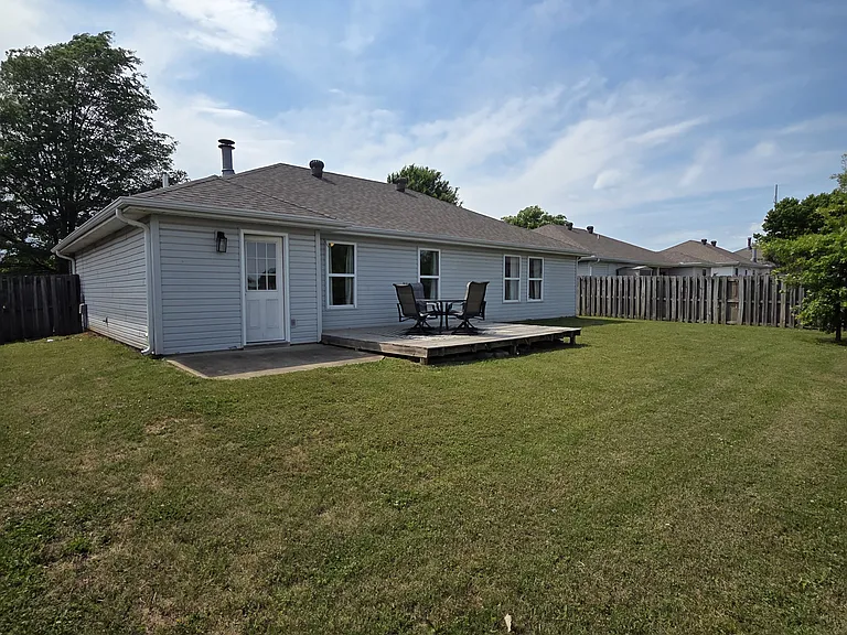 907 SW River Rock St — Photo 24