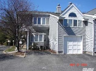 8 Windsor Ct, Amityville, NY 11701